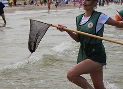Karolina Amboziak z Płocka podczas poławiania bursztynu