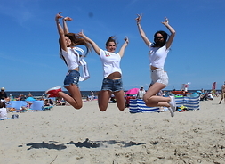 plaża w Jantzarze, na zdjęciu widać trzy skaczące dziewczyny z Płocka