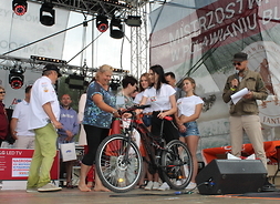 na scenie stoją uczestnicy rodzinnych konkursów oraz przedstawiciele województwa mazowieckiego; dla zwycięzców wręczane są cenne nagrody m.in. rower