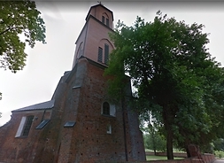 Widok na wieżę kościelną