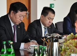 Delegacja chińska w trakcie rozmów w urzędzie marszałkowskim