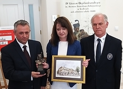 Członek zarzadu Janina Ewa Orzełowska trzyma w ręku pamiątkową statuetkę
