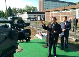 konferencja prasowa z udziałęm marszałka Adam Struzika na placu przed szpitalem w Płocku, gdzie powstanie hospicjum