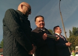 na placu przez płockim szpitalem stoją Adam Struzik, Stanisław Kwiatkowski i Arkadiusz Chmieliński