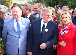 Na zdjęciu widać obok siebie marszałka Adama Struzika, przewodniczącego Leszka Przybytniaka i wójt gminy Jasieniec Martę Cytryńską