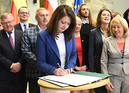 Deklarację podpisuje Janina Ewa Orzełowska