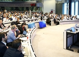 sala posiedzeń Komitetu Regionów wypełniona przedstawicielami miast i europejskich regionów