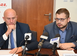 Konferencja prasowa, na pytania dziennikarzy odpowiadają burmistrz Woli Krzysztof Strzałkowski i radny wopjewództwa Piotr Kandyba