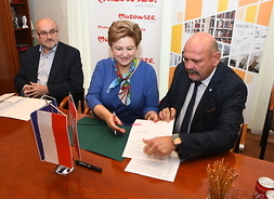 Umowy podpisują przedstawiciele samorządu Mazowsza i beneficjent