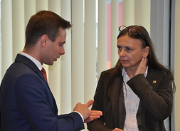 rozmawiają Dr Elżbieta Kozubek, dyrektor MBPR i asystent marszałka Emil Sawick