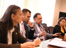 przedstawiciele urzęu marszałkowskiego, na czele z marszałkiem Adamem Struzkiem podczas rozmów