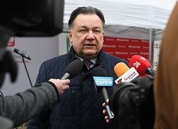 marszałek Adam Struzik odpowiada na pytania dziennikarzy