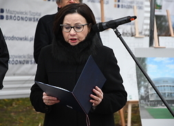 Teresa Bogiel, prezes zarządu Mazowieckiego Szpitala Bródnowskiego Sp. z o.o. na terenie budowy kliniki