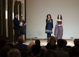 na scenie stojhą twórczynie monodramu Kamila Kamińska oraz Jolanta Juszkiewicz