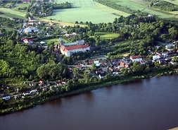 Widok na Czerwińsk z lotu ptaka. Widać u dołu zdjęcia wody rzeki, nad którą leży miasto