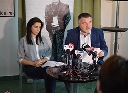 Ewa Witkowska, zastępca kierownika Muzeum Gombrowicza we Wsoli i Tomasz Tyczyński podczas konferencji prasowej