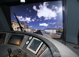 fragment kabiny symulatora jazdy pojazdu kolejowego FLIRT, widoczny jest ekran i tablica z rozdzielcza