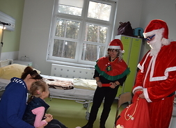 Mikołaj obdarowuje pacjentów prezentami
