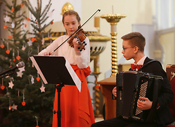 Marta Skibińska – skrzypce i Piotr Rosiński – akordeon grają konceret w kościele