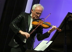 Krzesimir Dębski gra na skrzypcach
