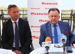 Marszałek Olgierd Geblewicz i marszałek Adam Struzik odpowiadają na pytania dziennikarzy podczas konferencji prasowej