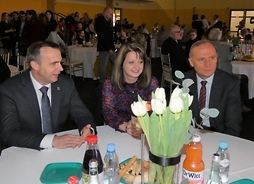 Członek zarządu województwa Janina Ewa Orzełowska wraz z doma innymi gośćmi gali sportu siedzi przy okragłym stole.