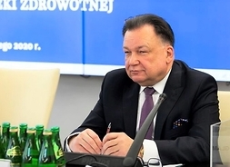 Za stołem prezydialnym konferencji siedzi Marszałek Województwa Mazowieckiego Adam Struzik.