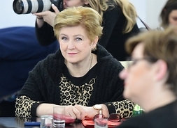Członek zarządu województwa mazowieckiego Elżbieta Lanc siedzi na sali podczas obrad konferencji