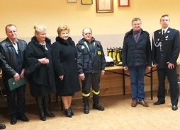 W rzędzie stoją przodem do obiektywu członek zarządu województwa mazowieckiego Elżbieta Lanc i pięciu strażaków z OSP Glina.