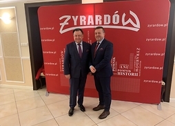 Na tle ścianki promującej Żyrardów stoją marszałek Adam Struzik i prezydent Żyrardowa Lucjan Chrzanowski