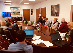 Członkowie zarządu oraz dyrektorzy marszałkowskich departamentów podczas nadzwyczajnego posiedzenia zarządu