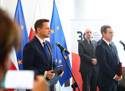Mówi do mikrofonu prezydent m.st. Warszawy Rafał Trzaskowski, po prawej stoi marszałek Senatu RP prof. Tomasz Grodzki.