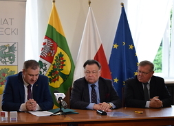 Umowę podpisuje starosta powiatu grójeckiego Krzysztof Ambroziak.
