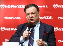 marszałek Adam Struzik, z mikrofonem w ręku podczas konferencji prasowej w Płocku