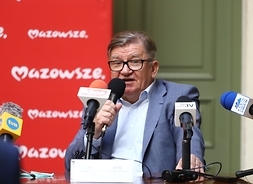 Leonard Sobieraj, dyrektor Muzeum Mazowieckiego w Płocku z mikrofonem w ręku opowiada o wykorzystaniu środków unijnych na rozwój kultury w Płocku na inwestycje