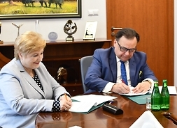 Porozumienie podpisują marszałek Adam Struzik i członek zarządu Elżbieta Lanc