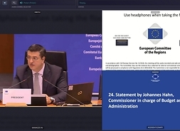 Kadr z monitora. Po prawej widać przemawiającego na sali presydenta UE, po prawej kadr z prezentacji