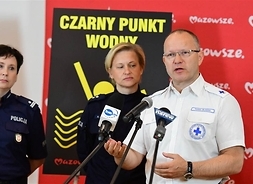 ucestnicy konferencji stoja na tle baneru z napisemMmazowsze serce Polski