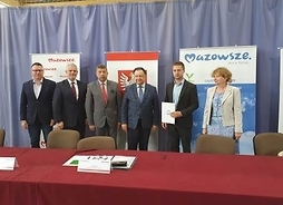 Marszałek Adam Struzik wraz z samorządowcami, po podpisaniu umów.
