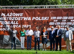 Pod wielkim banerem-ścianką stoi marszałek Adam Struzik, prezydent Płocka, wójt gminy Izabelin i inni ważni goście. Stoją obok siebie w rzędzie i pozują