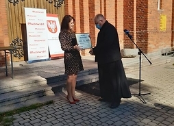 Janina Ewa Orzełowska przekazuje certyfikat