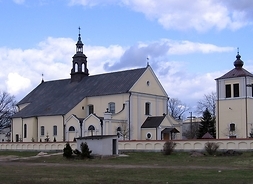 W pełnym planie zabudowania Kościoła Farnego z XVII w. pw. Nawiedzenia Najświętszej Maryi Panny w Ostrołęce.