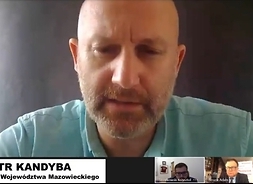 Stop-klatka z ekranu laptopa podczas telekonferencji - twarz radnego Piotra Kandyby.
