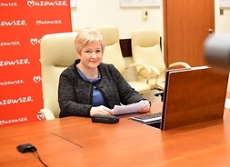 Konferencja odbyła sie zdalnie, Elżbieta Lanc przy komputerze