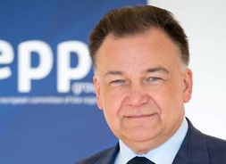 Twarz marszałka Adama Struzika, za nim baner z logo EPP.