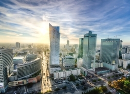 panorama Warszawy, widok na wieżowce z drona