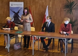 Janina Ewa Orzełowska przemawia do zebranych
