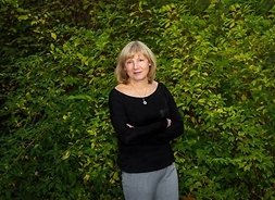 Grażyna Sobieska - Szostakiewicz - zdjęcie portretowe na tle zieleni
