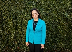 Kinga Kunicka - zdjęcie portretowe na tle zieleni