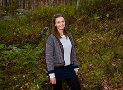 Małgorzata Karkosz - zdjęcie portretowe na tle zieleni